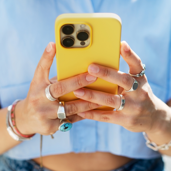 Help seeker holding a phone